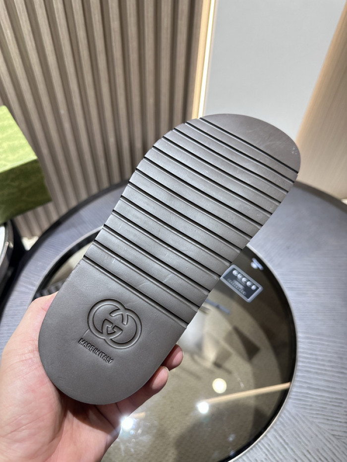 G*u*i slippers