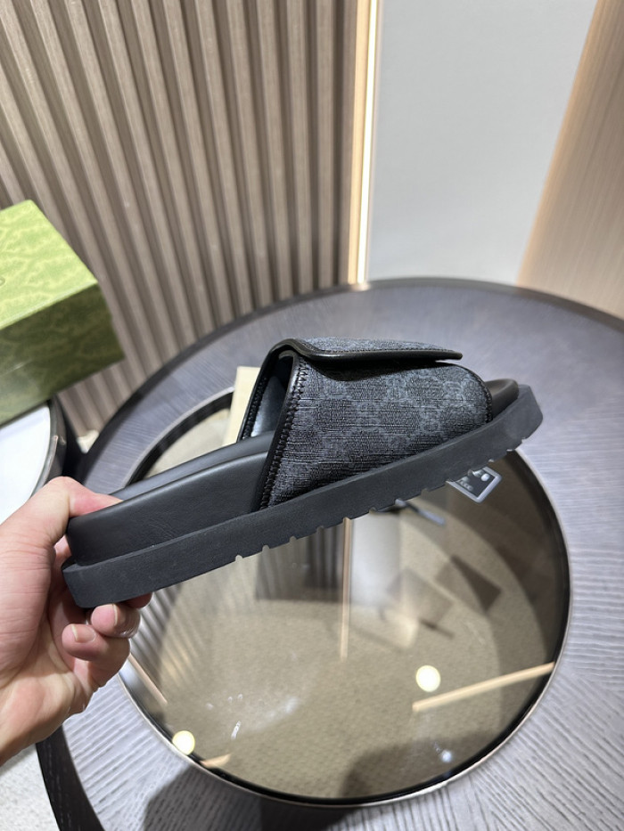 G*u*i slippers