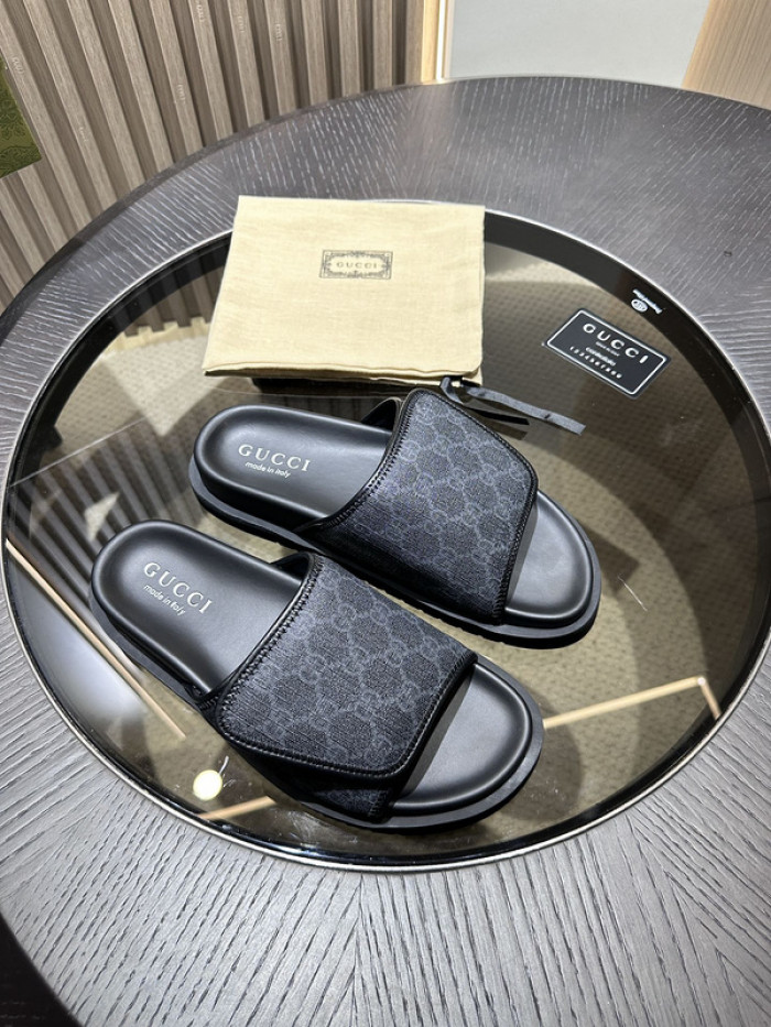 G*u*i slippers
