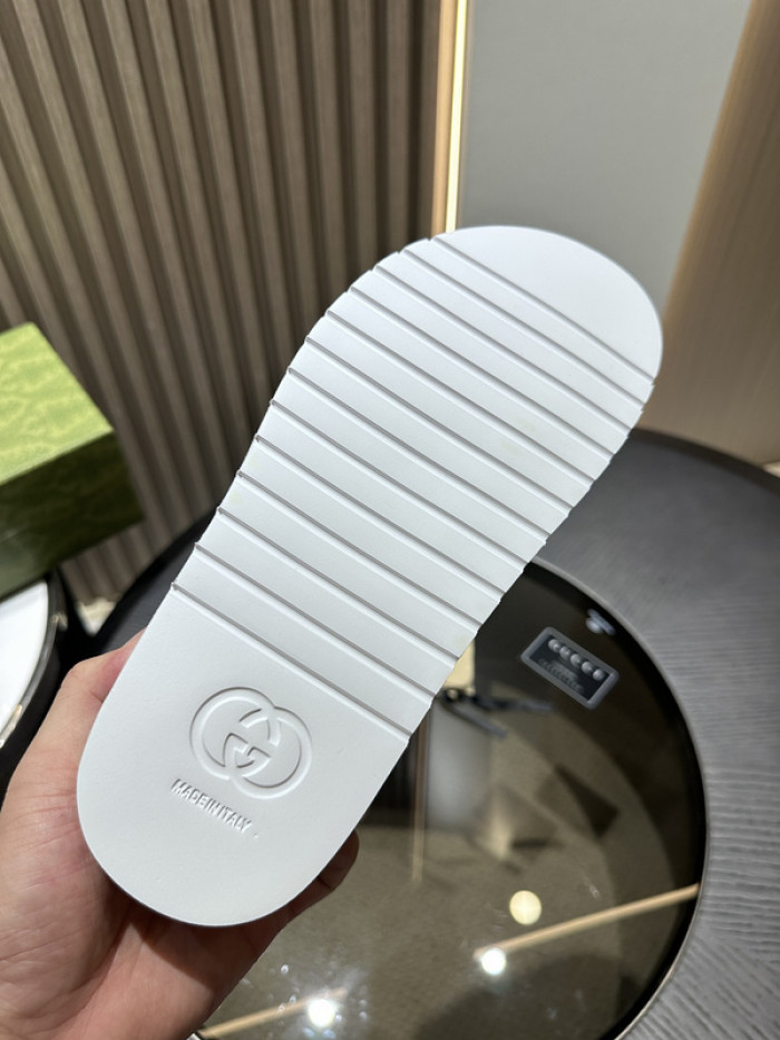 G*u*i slippers