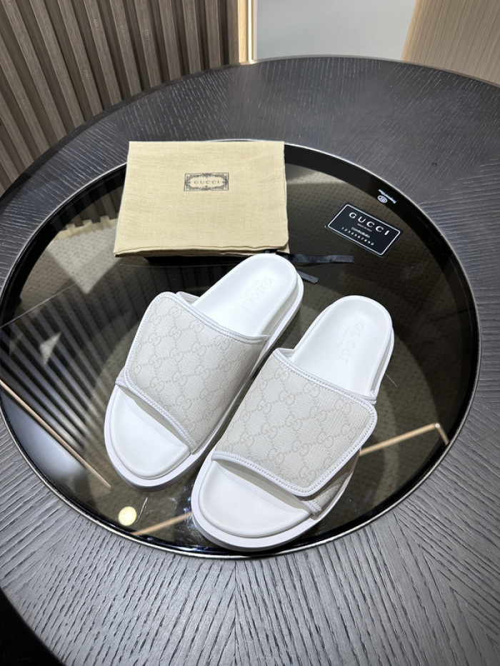 G*u*i slippers
