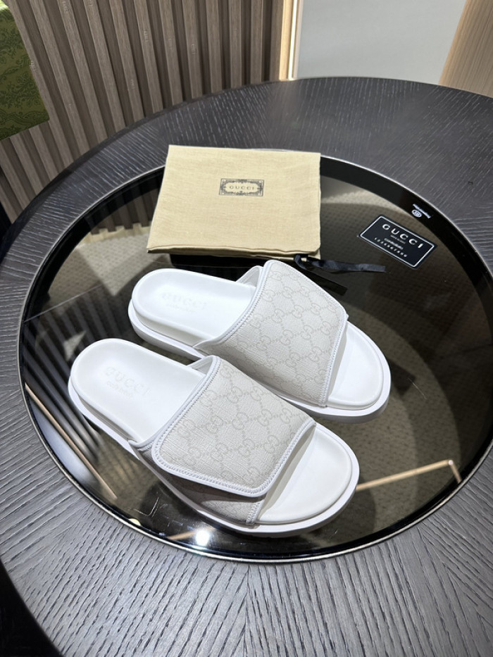 G*u*i slippers