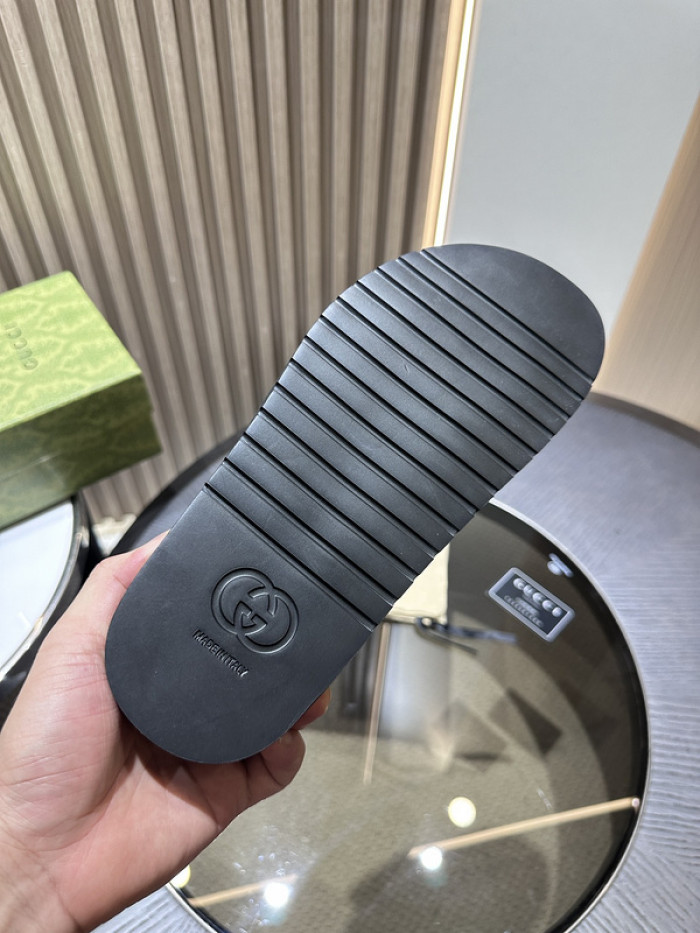 G*u*i slippers