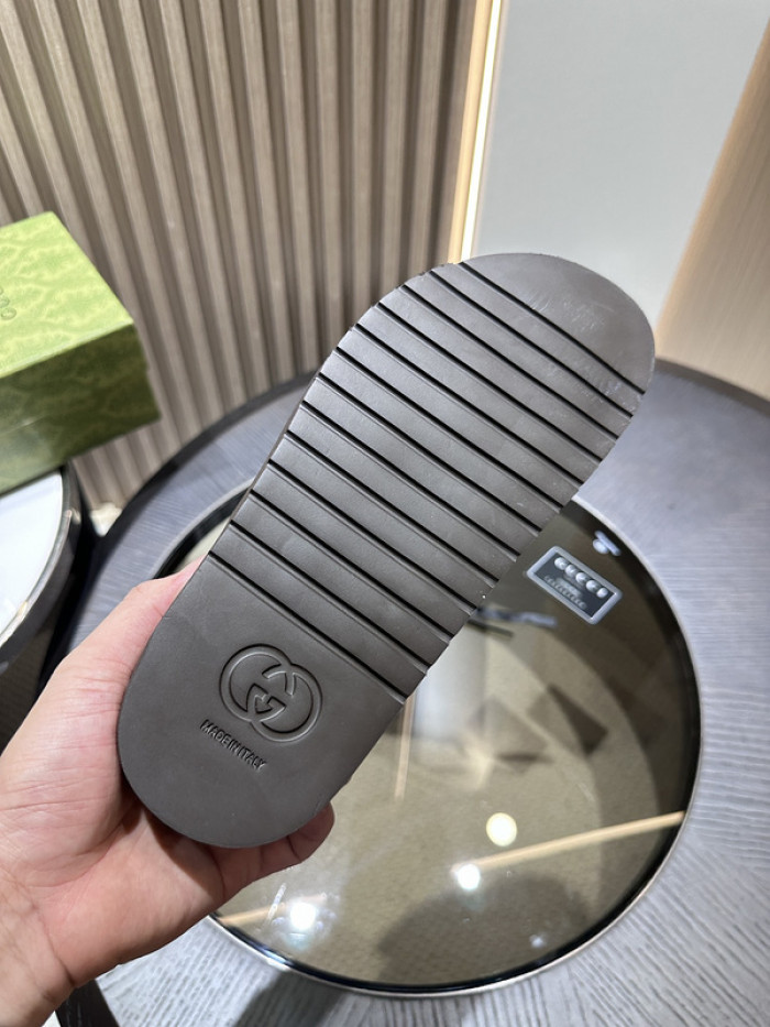 G*u*i slippers