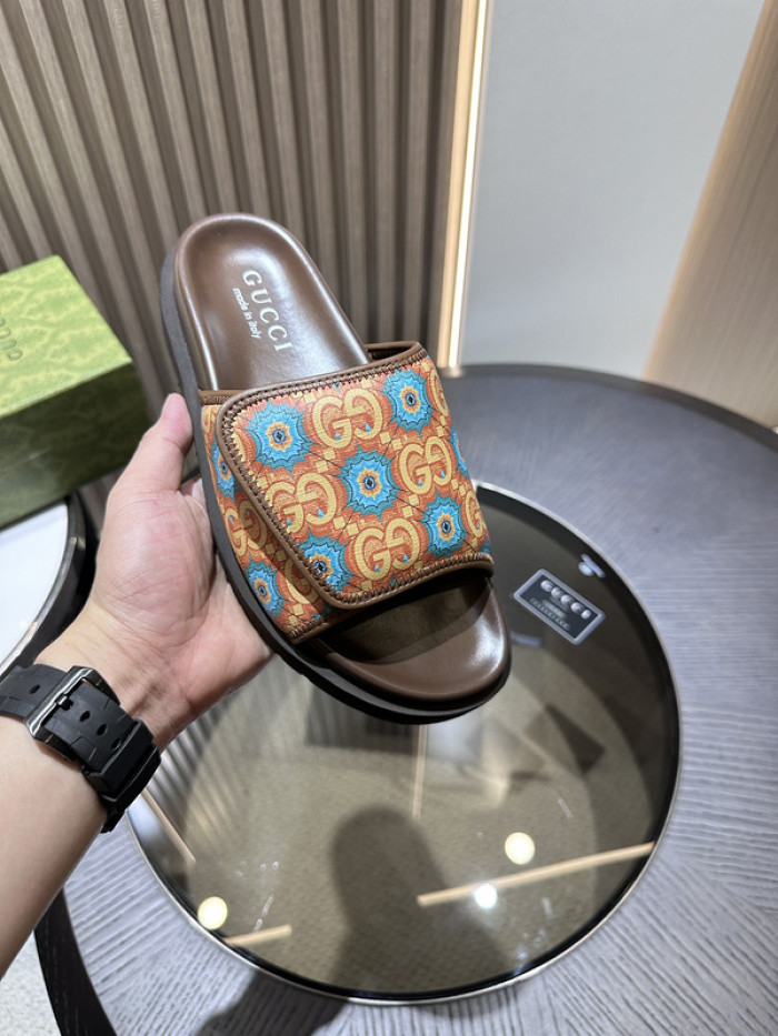 G*u*i slippers