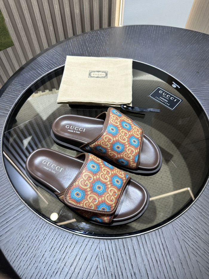 G*u*i slippers