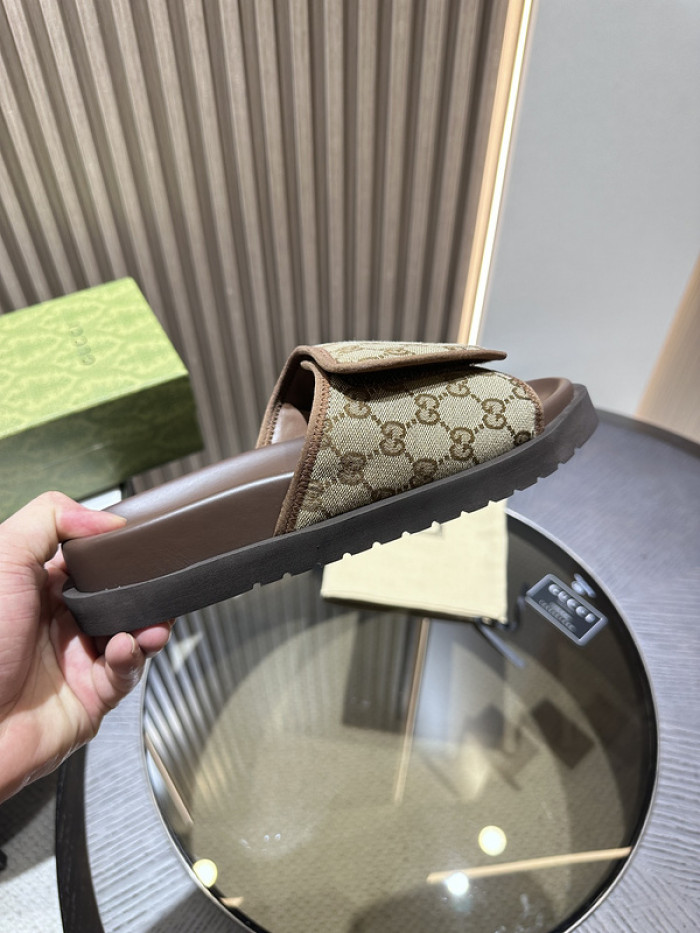 G*u*i slippers