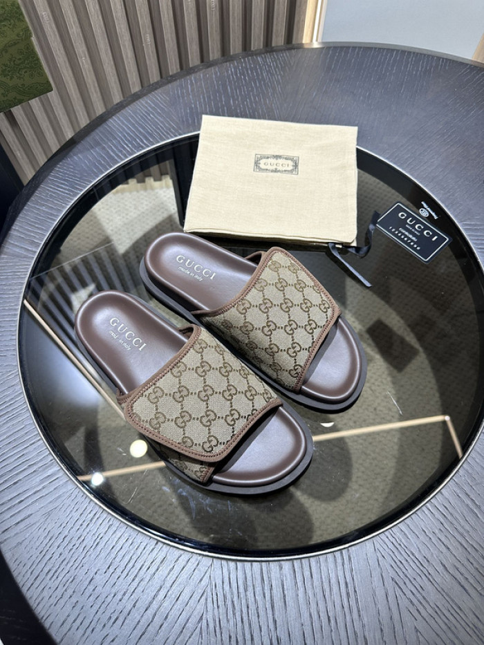 G*u*i slippers