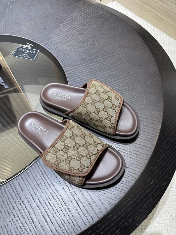 G*u*i slippers