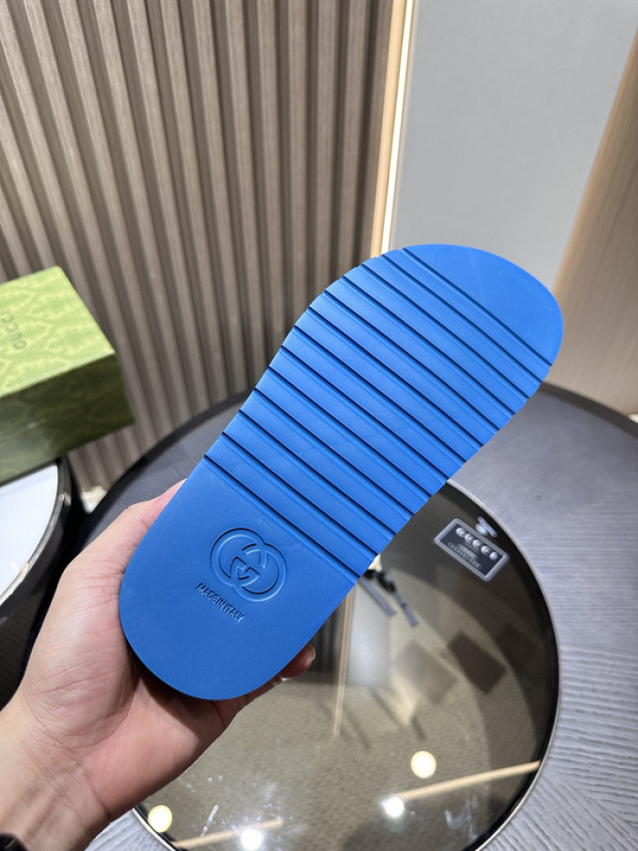 G*u*i slippers