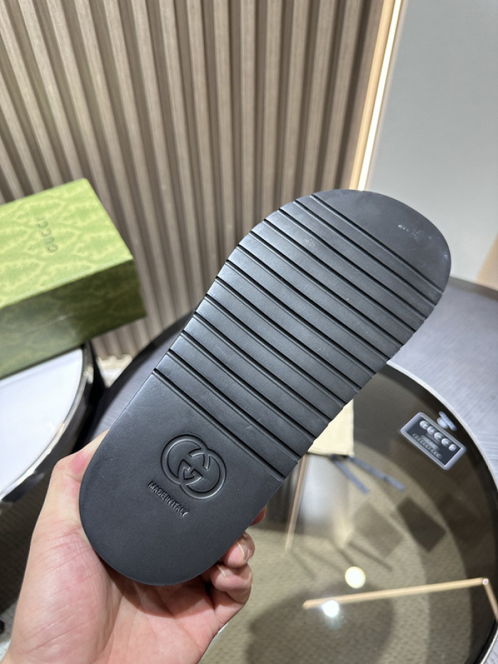 G*u*i slippers