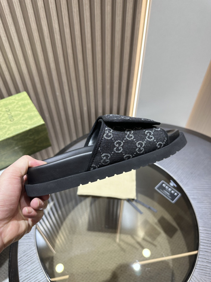 G*u*i slippers