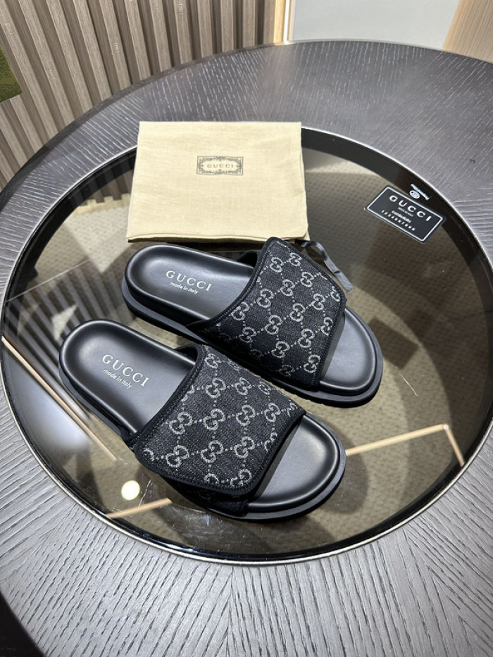 G*u*i slippers