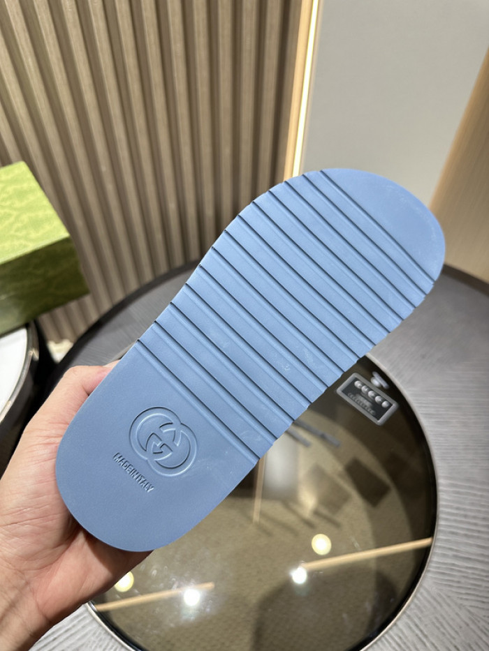 G*u*i slippers