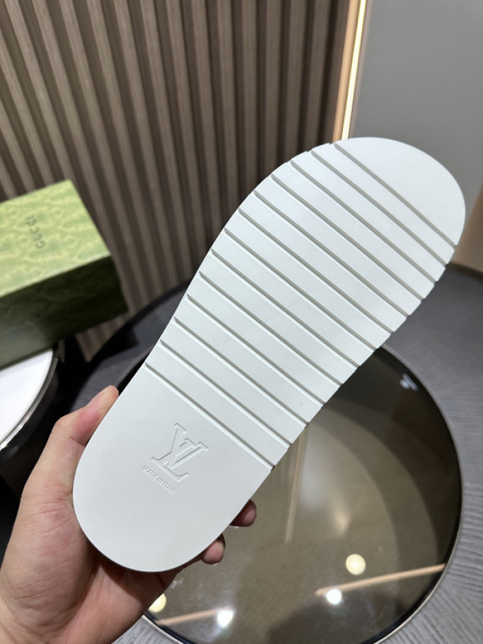G*u*i slippers