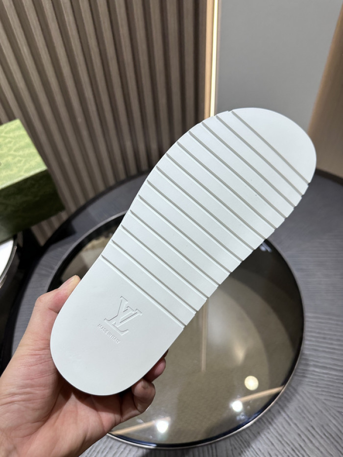 G*u*i slippers