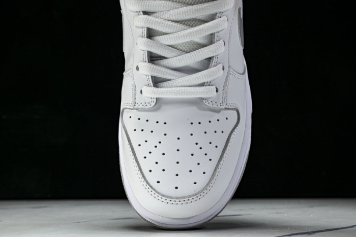 Nike SB Dunk Low Supreme 94 White Metallic Silver  HQ8487-100