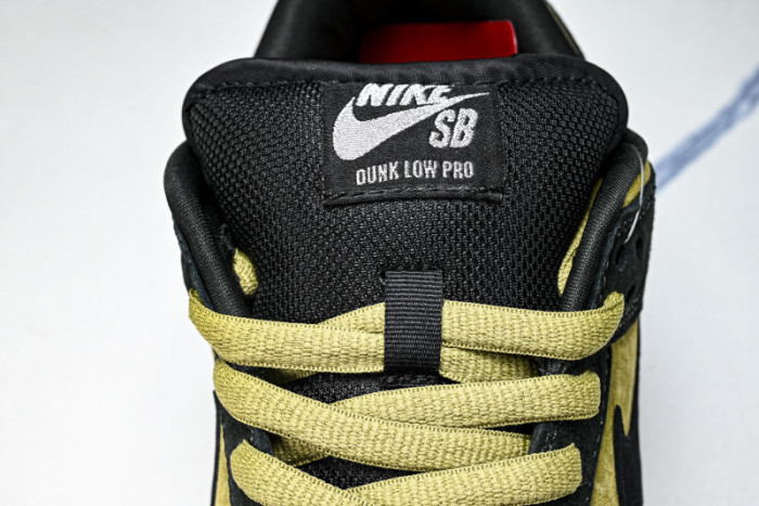 Nike SB Dunk Low  Supreme 94 Camper Green  HQ8487-300