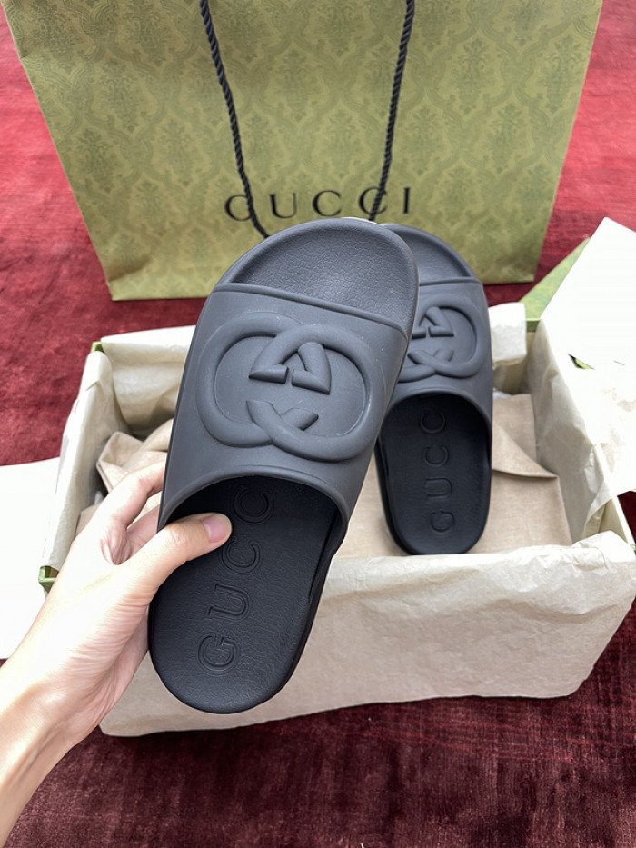 G*u*i slippers