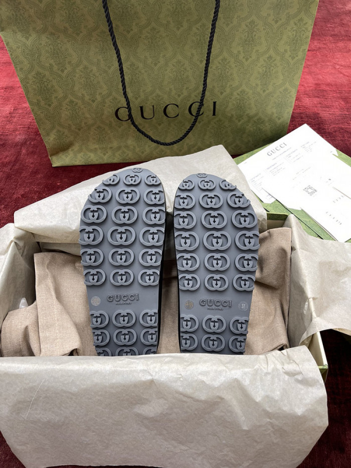 G*u*i slippers