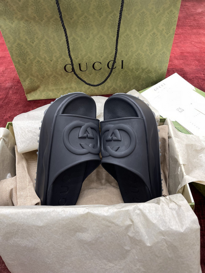 G*u*i slippers