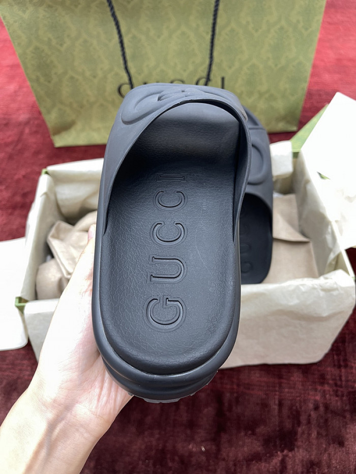 G*u*i slippers