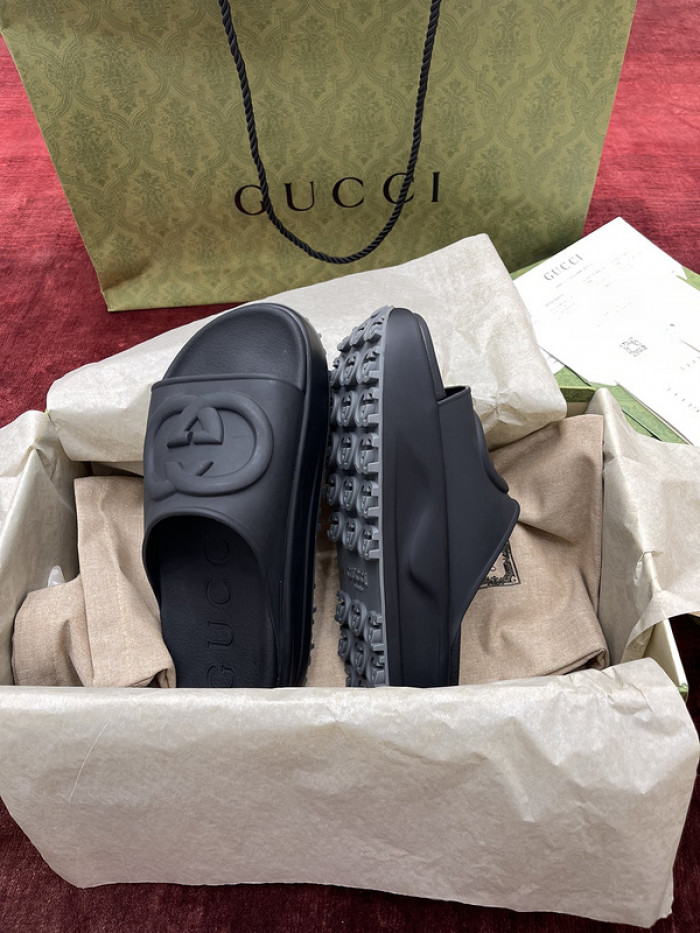 G*u*i slippers