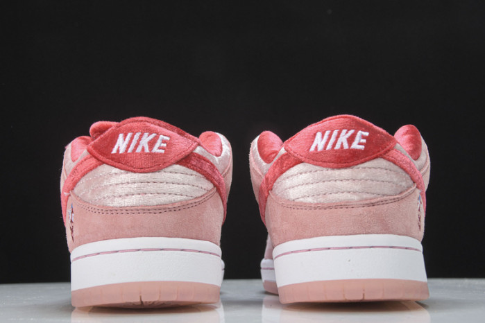 Nike SB Dunk Low StrangeLove Skateboards  CT2552-800