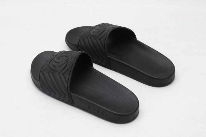 G*u*i slippers all  black