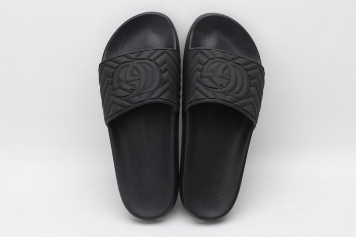 G*u*i slippers all  black