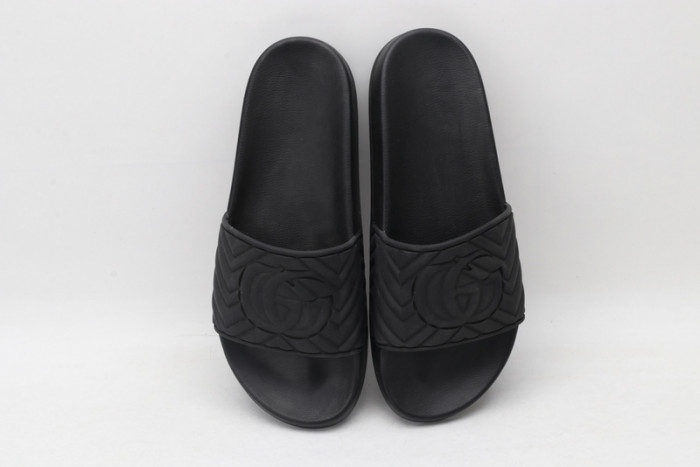 G*u*i slippers all  black
