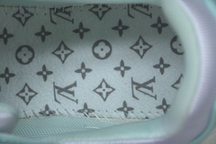 LV SNEAKER LOW YEE-008