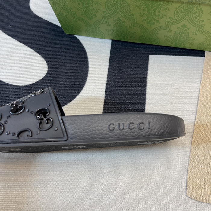 G*u*i slippers